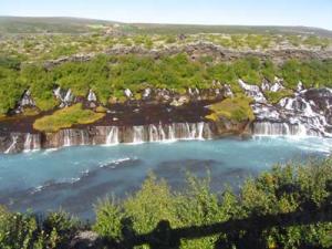 Vattenfallet Hraunfossar öster om Borgarfjörður.