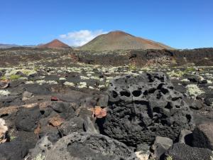 Lavafelder-mit-Tafoni-Verwitterung-und-Schlackenkegel-von-Vulkanen-nahe-Restinga